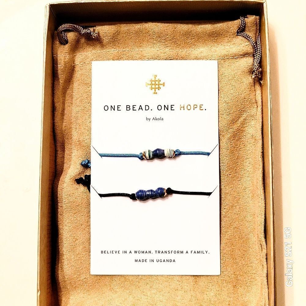 NIB Akola Set of 2 Royal Blue Bicone Beaded Adjustable Bracelets & Suede Bag